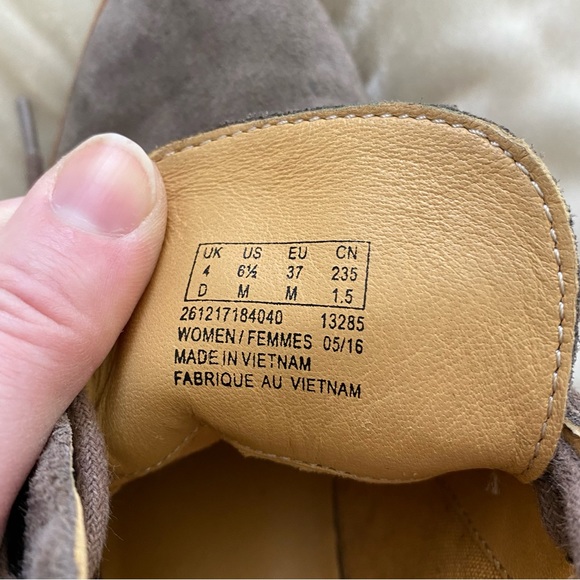 Clark’s Phenia Carnaby taupe gray suede lace up chukka desert low heel boot 6.5 - Picture 8 of 12